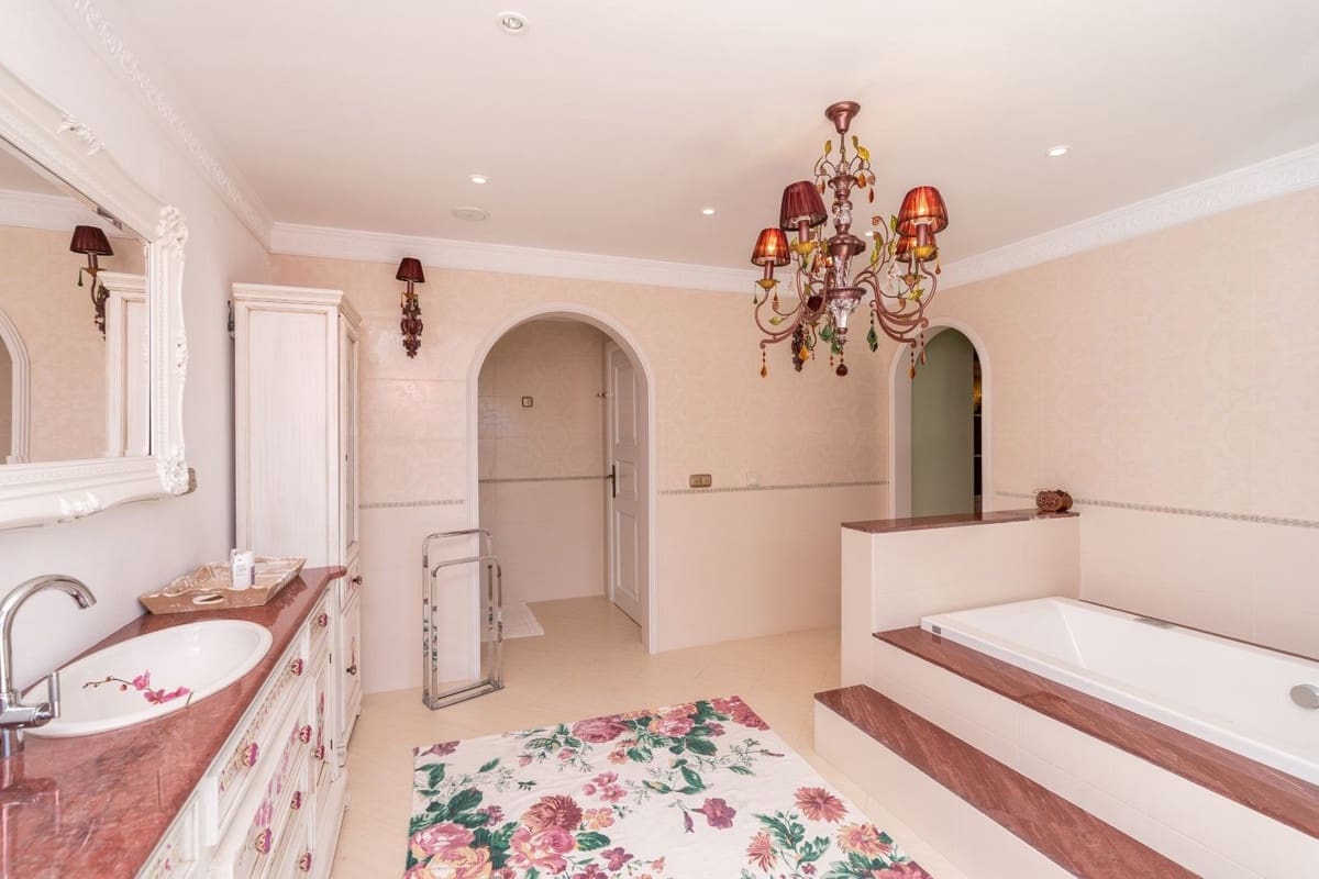 5 bedroom Villa for sale in Benahavis with pool - € 1,900,000 (Ref: 8912720)