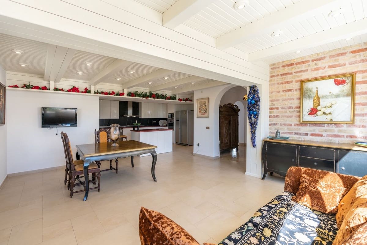 5 bedroom Villa for sale in Benahavis with pool - € 1,900,000 (Ref: 8912720)