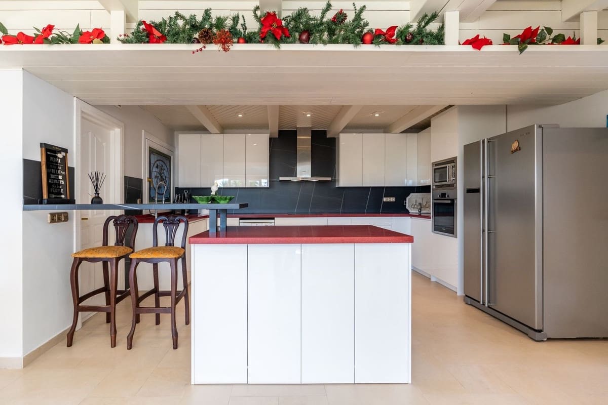 5 bedroom Villa for sale in Benahavis with pool - € 1,900,000 (Ref: 8912720)