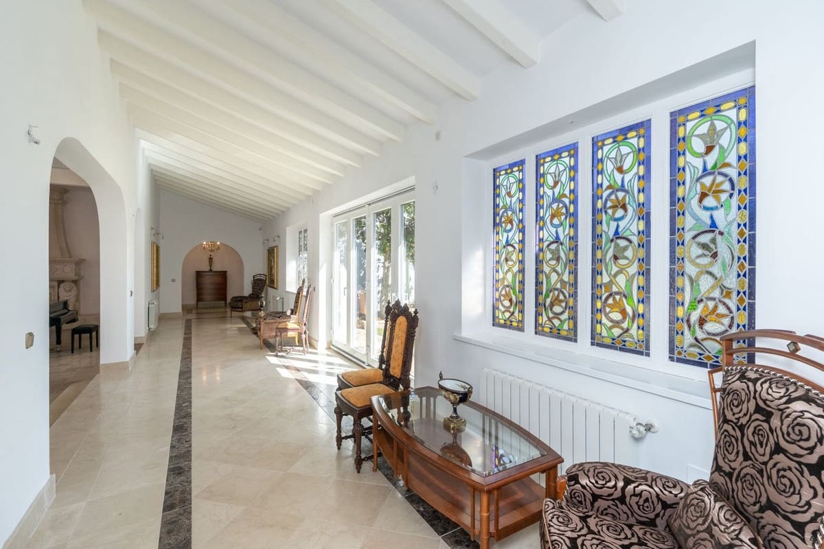 5 bedroom Villa for sale in Benahavis with pool - € 1,900,000 (Ref: 8912720)