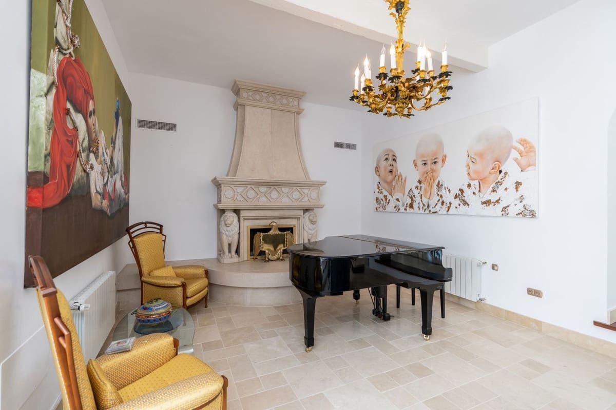 5 bedroom Villa for sale in Benahavis with pool - € 1,900,000 (Ref: 8912720)