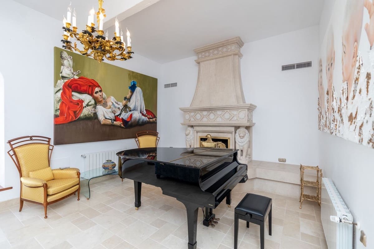 5 bedroom Villa for sale in Benahavis with pool - € 1,900,000 (Ref: 8912720)