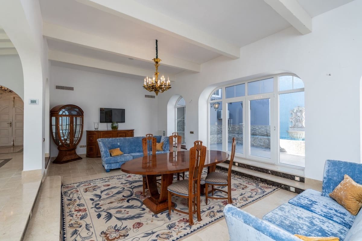 5 bedroom Villa for sale in Benahavis with pool - € 1,900,000 (Ref: 8912720)