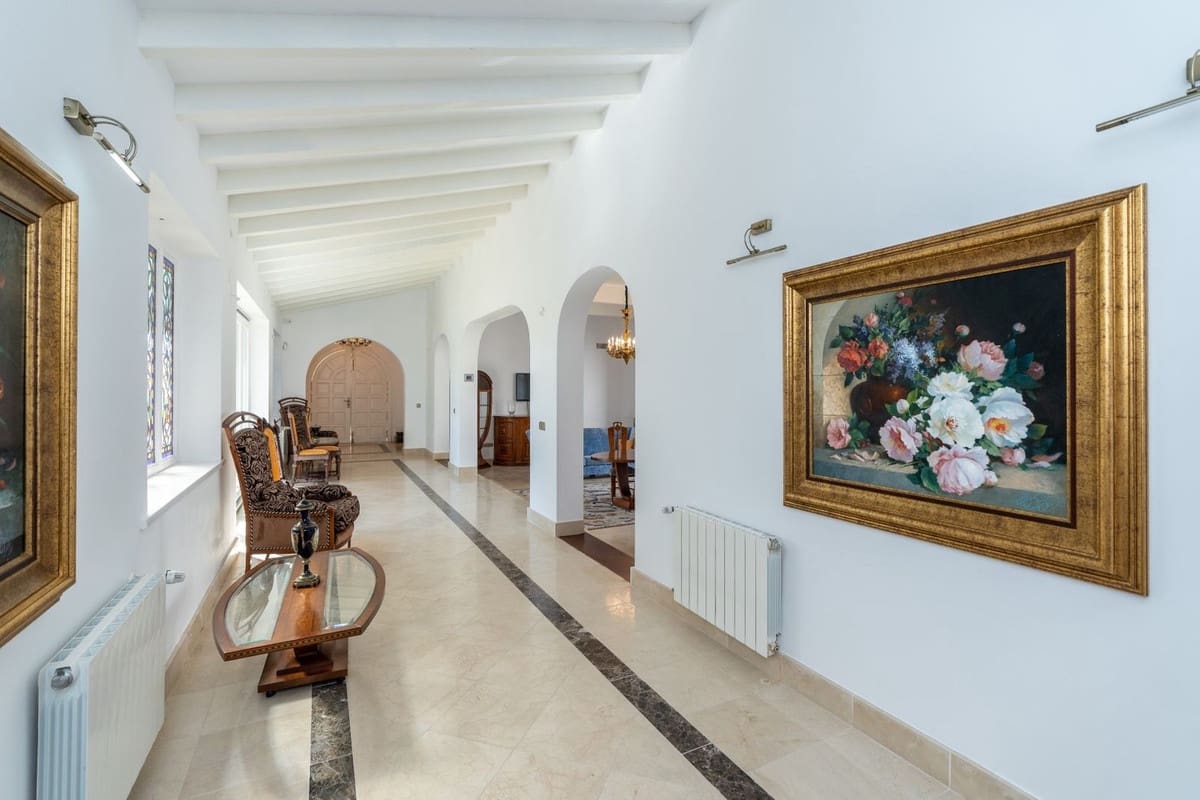 5 bedroom Villa for sale in Benahavis with pool - € 1,900,000 (Ref: 8912720)