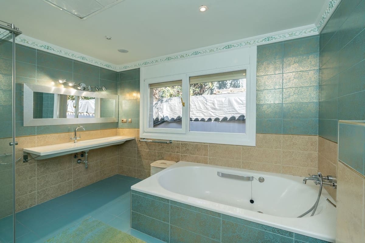 5 bedroom Villa for sale in Benahavis with pool - € 1,900,000 (Ref: 8912720)