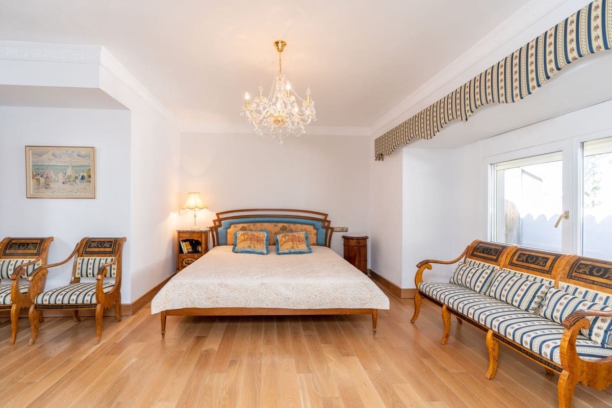 5 bedroom Villa for sale in Benahavis with pool - € 1,900,000 (Ref: 8912720)