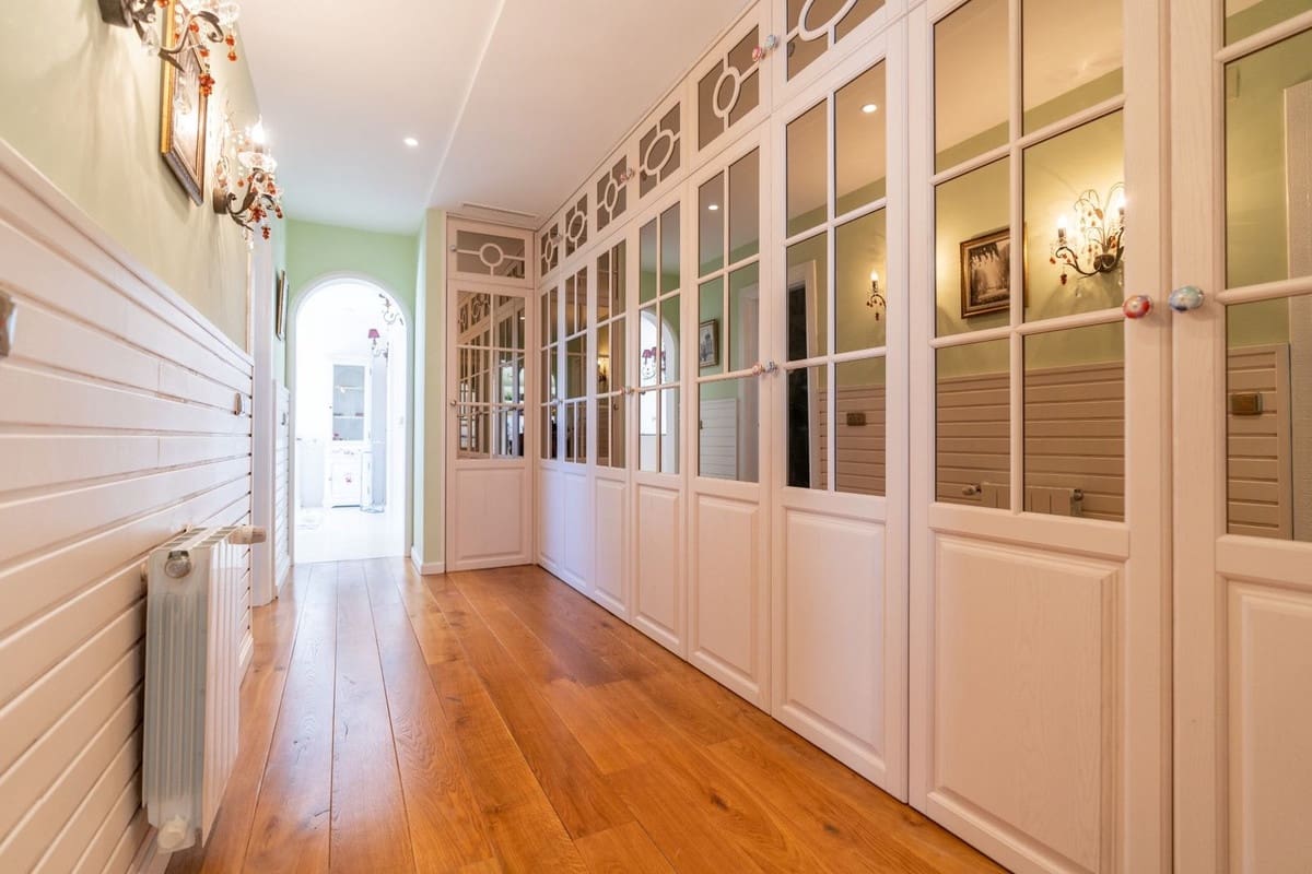 5 bedroom Villa for sale in Benahavis with pool - € 1,900,000 (Ref: 8912720)