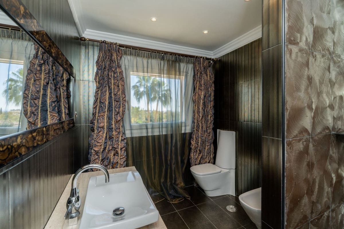 5 bedroom Villa for sale in Benahavis with pool - € 1,900,000 (Ref: 8912720)