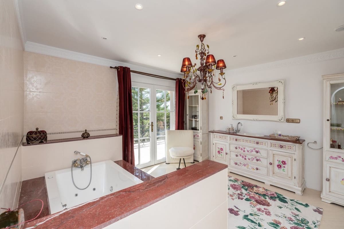 5 bedroom Villa for sale in Benahavis with pool - € 1,900,000 (Ref: 8912720)