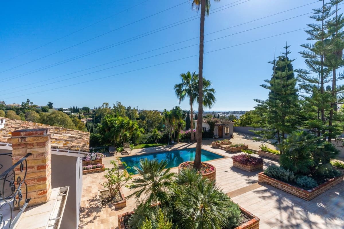 5 bedroom Villa for sale in Benahavis with pool - € 1,900,000 (Ref: 8912720)