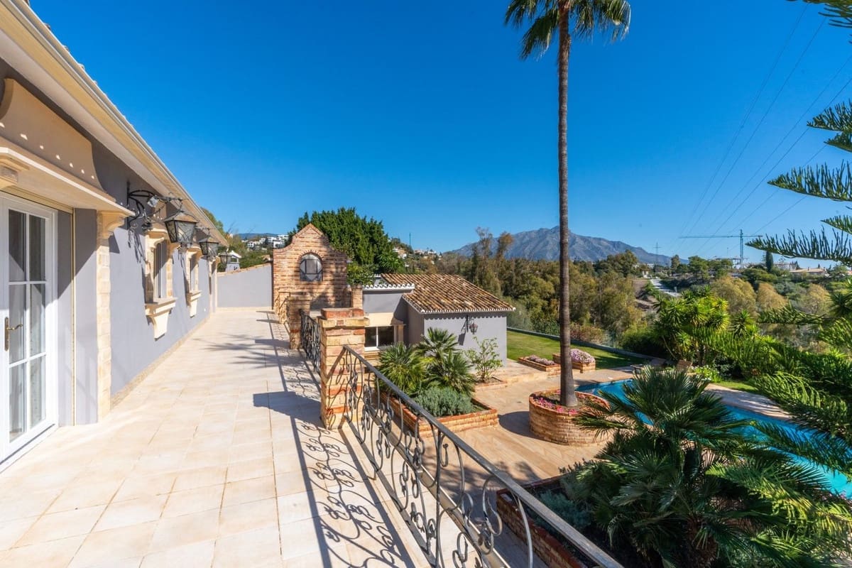 5 bedroom Villa for sale in Benahavis with pool - € 1,900,000 (Ref: 8912720)
