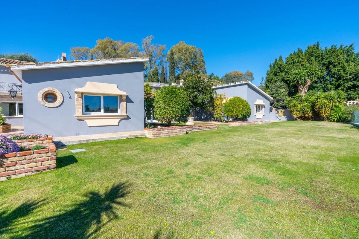 5 bedroom Villa for sale in Benahavis with pool - € 1,900,000 (Ref: 8912720)