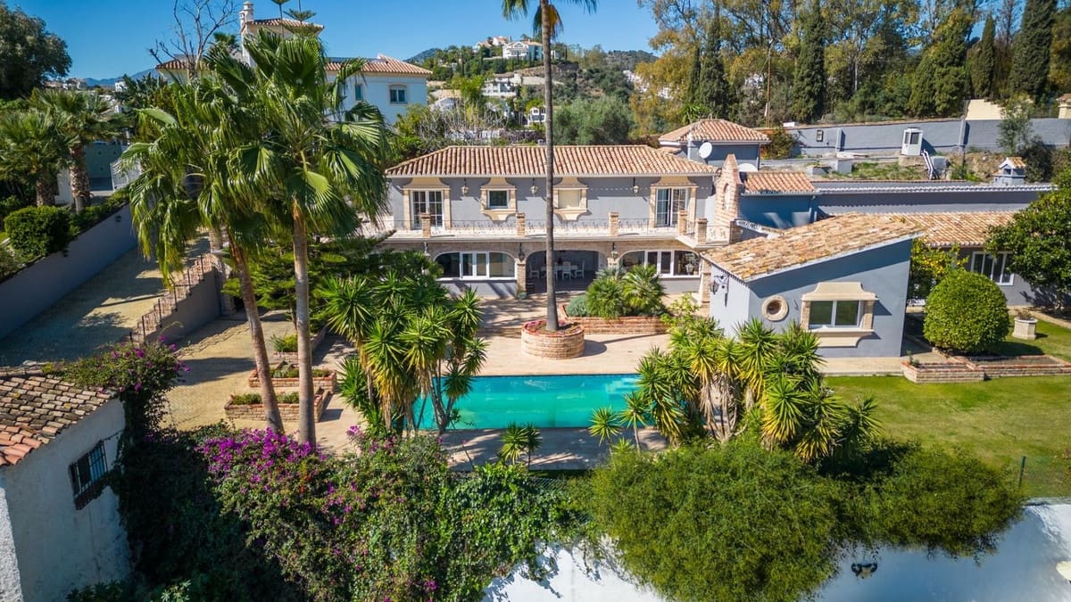 5 bedroom Villa for sale in Benahavis with pool - € 1,900,000 (Ref: 8912720)