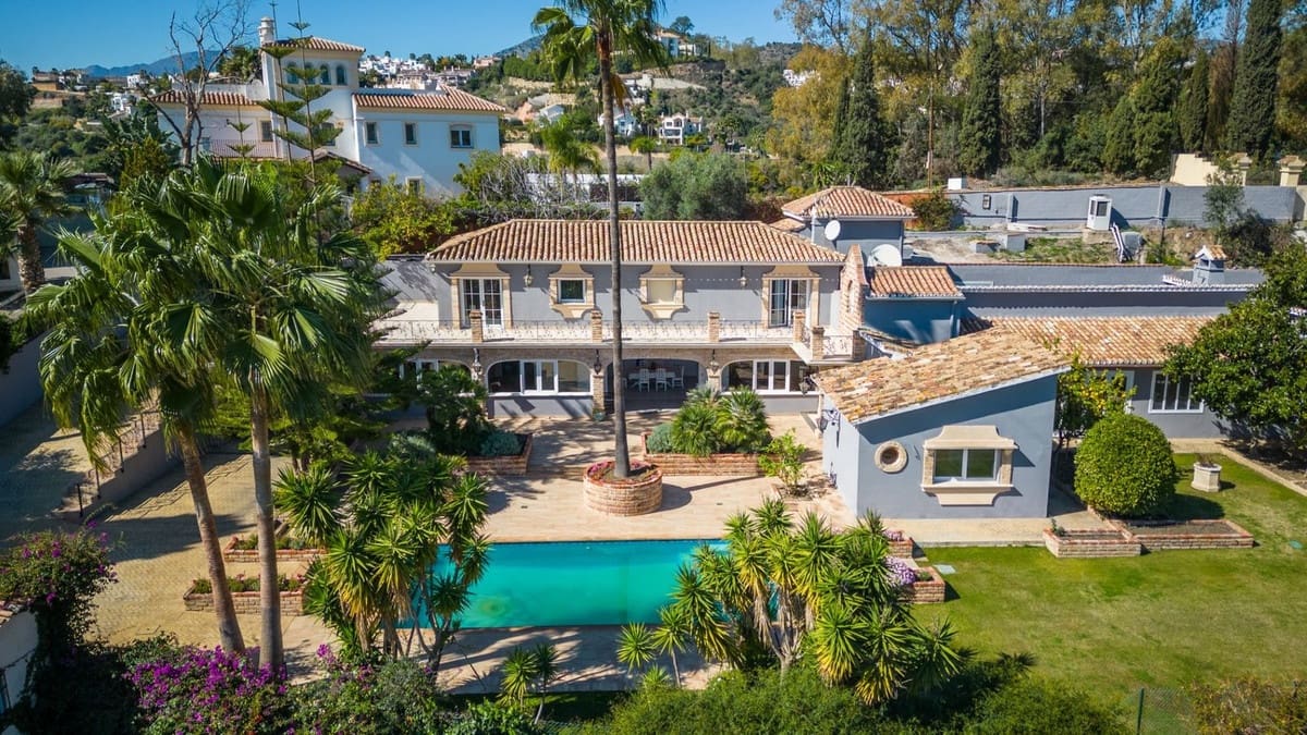 5 bedroom Villa for sale in Benahavis with pool - € 1,900,000 (Ref: 8912720)