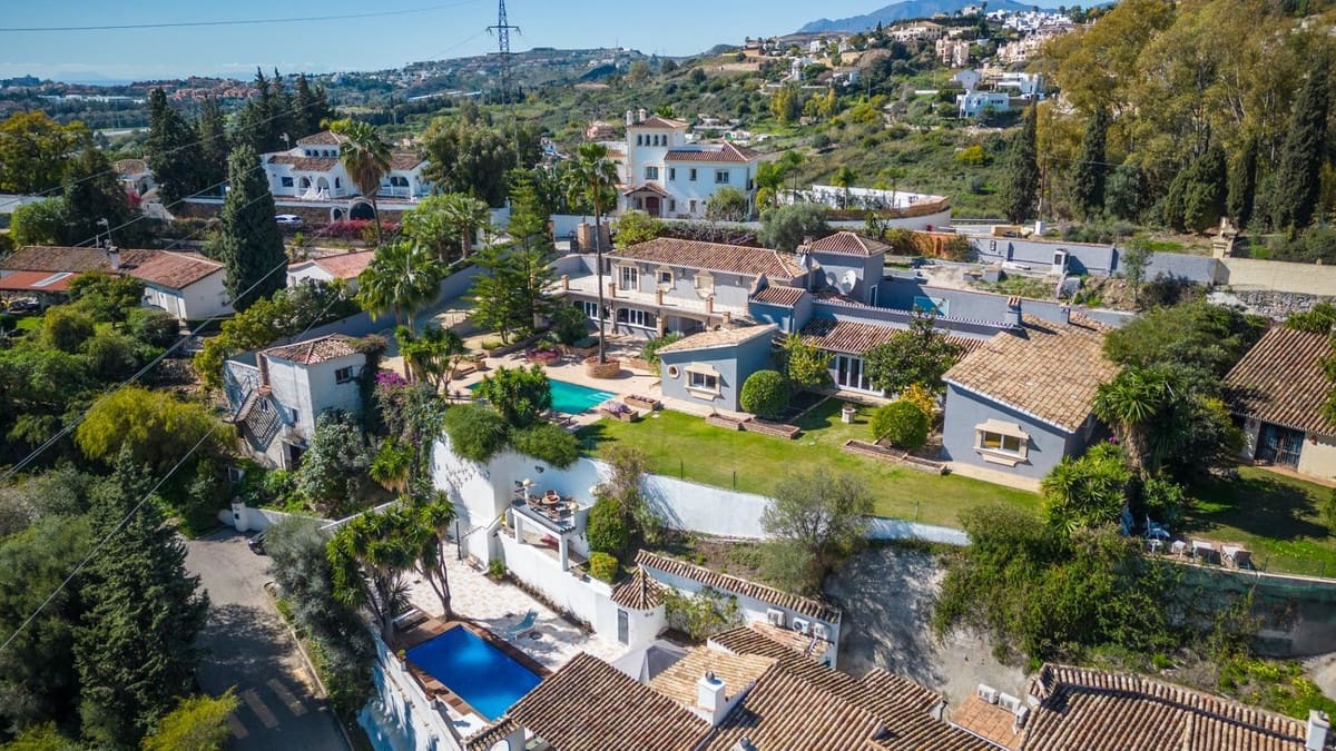 5 bedroom Villa for sale in Benahavis with pool - € 1,900,000 (Ref: 8912720)