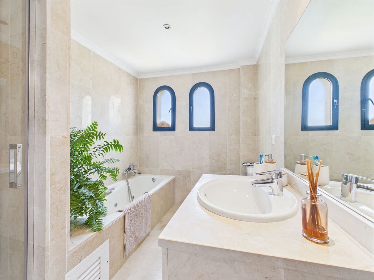 3 soveværelse Villa til salg i Manilva med swimmingpool - € 549.000 (Ref: 8972151)