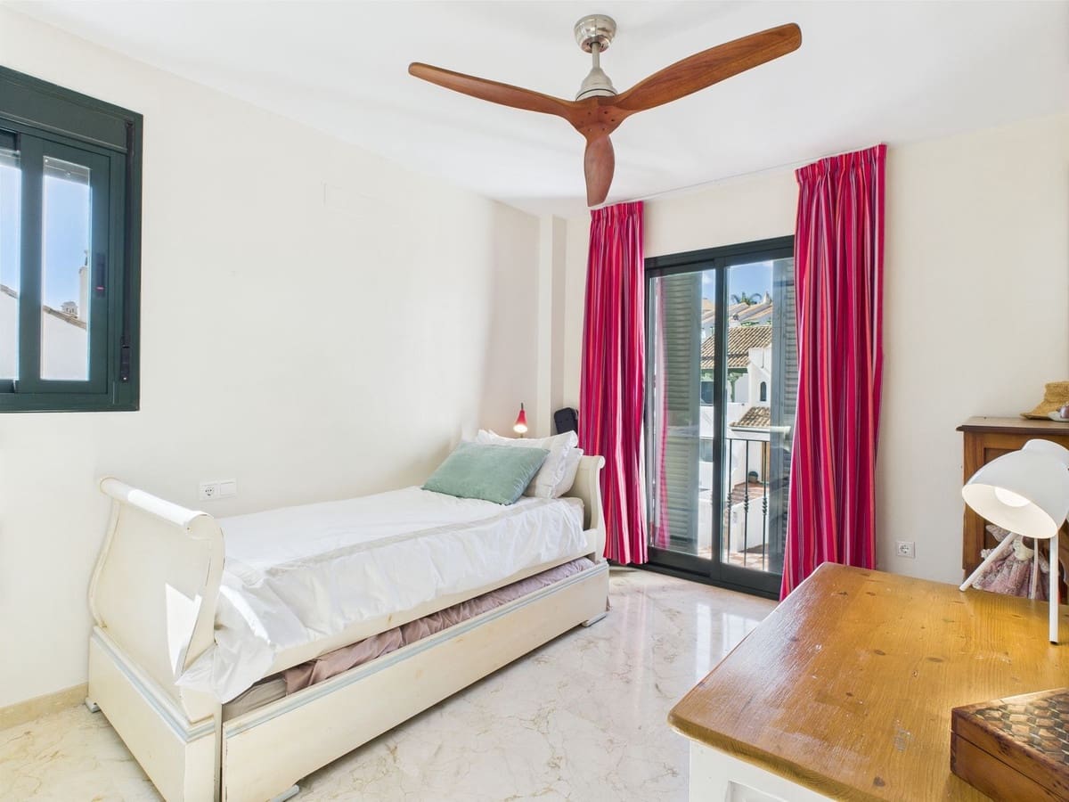 3 soveværelse Villa til salg i Manilva med swimmingpool - € 549.000 (Ref: 8972151)