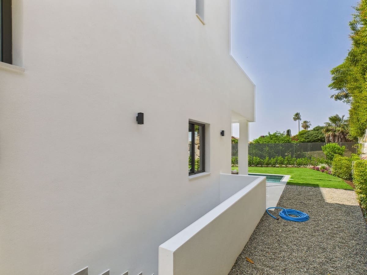 4 slaapkamer Villa te koop in Estepona met zwembad - € 1.795.000 (Ref: 9036439)