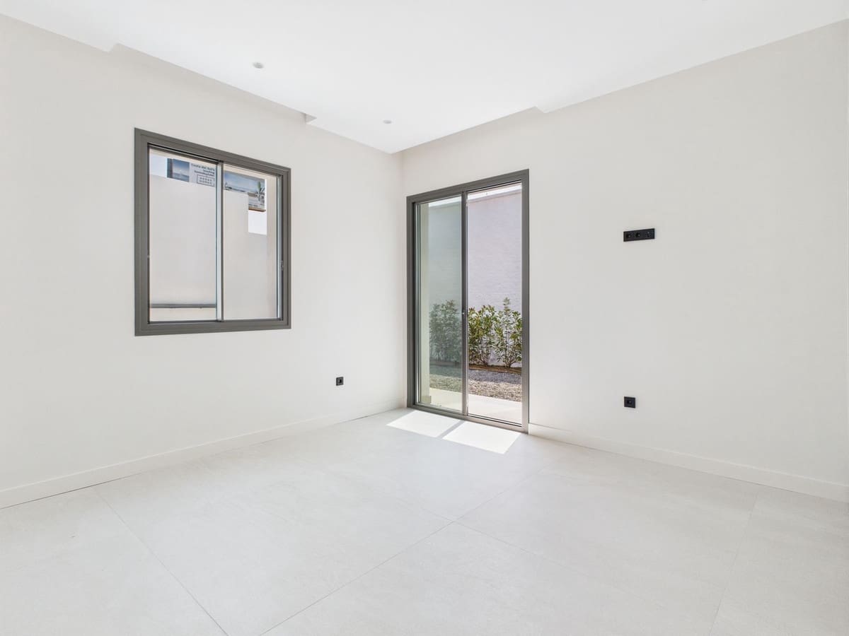 4 slaapkamer Villa te koop in Estepona met zwembad - € 1.795.000 (Ref: 9036439)