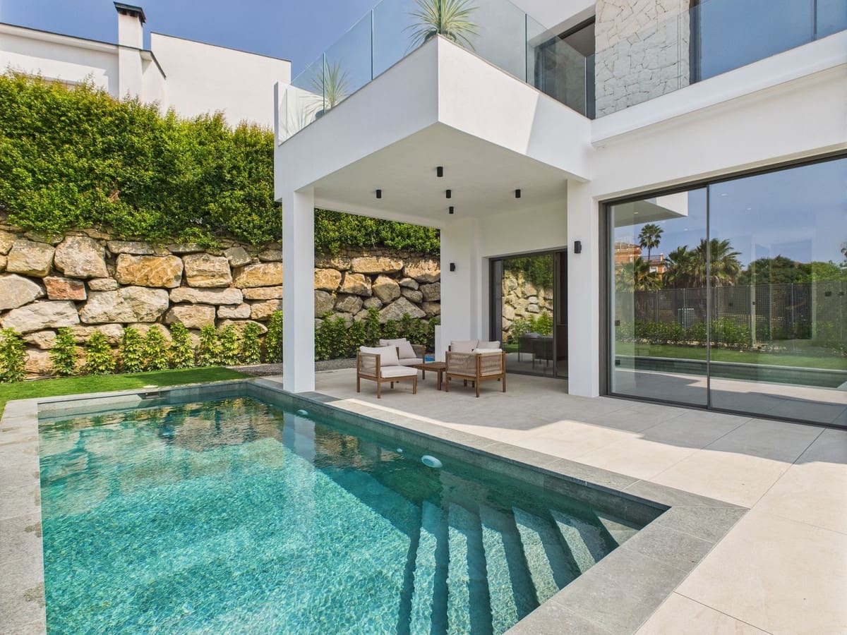 4 slaapkamer Villa te koop in Estepona met zwembad - € 1.795.000 (Ref: 9036439)