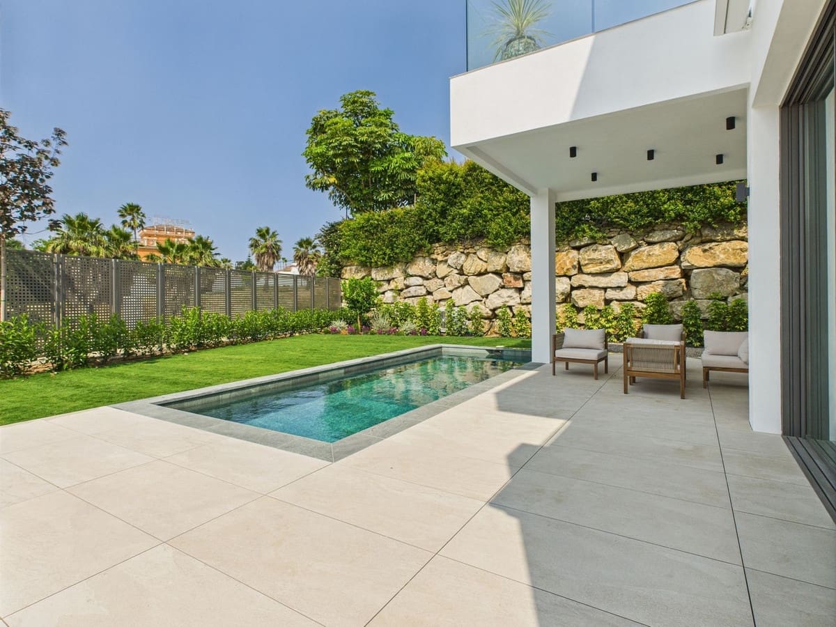 4 slaapkamer Villa te koop in Estepona met zwembad - € 1.795.000 (Ref: 9036439)