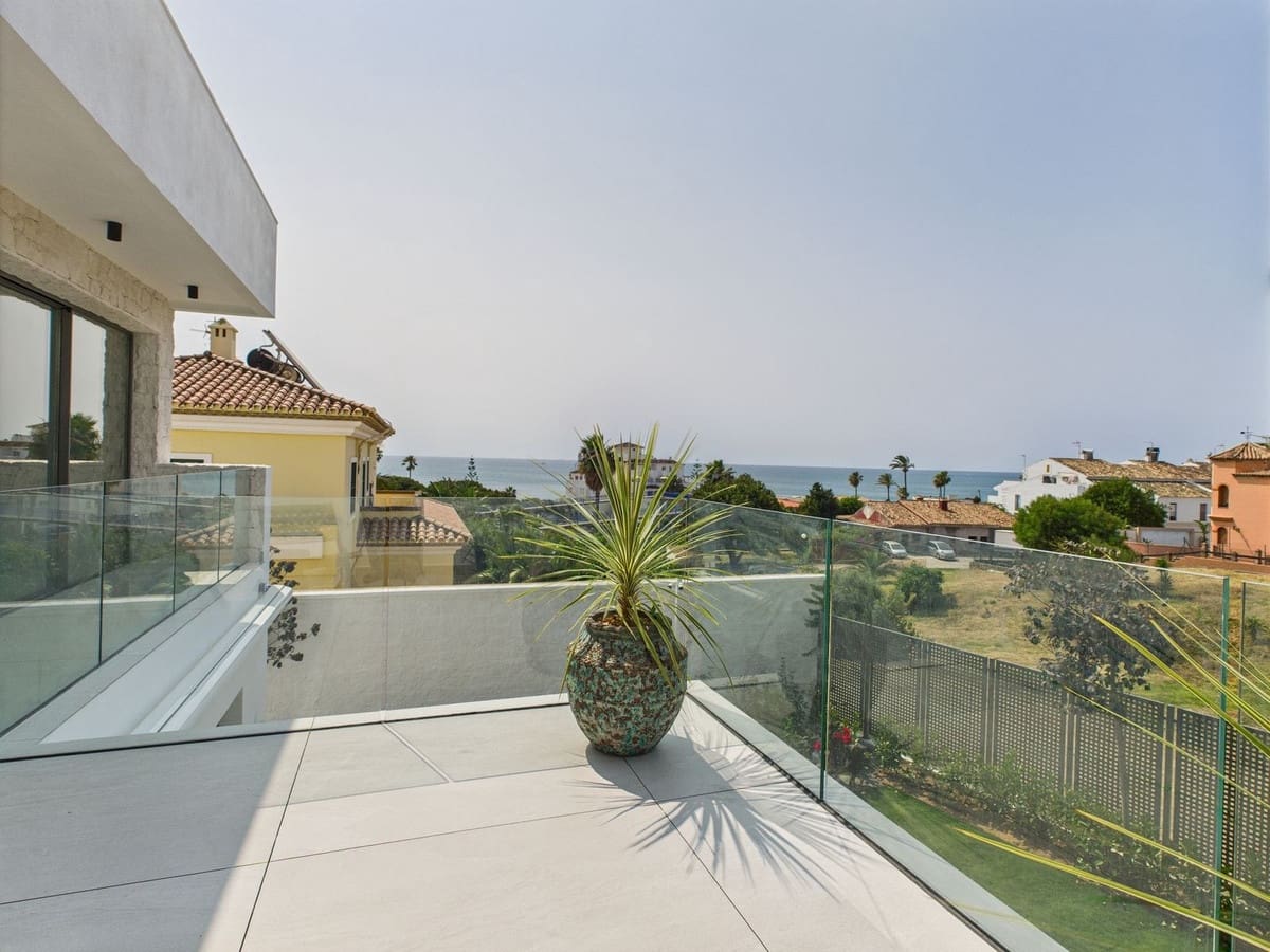 4 slaapkamer Villa te koop in Estepona met zwembad - € 1.795.000 (Ref: 9036439)