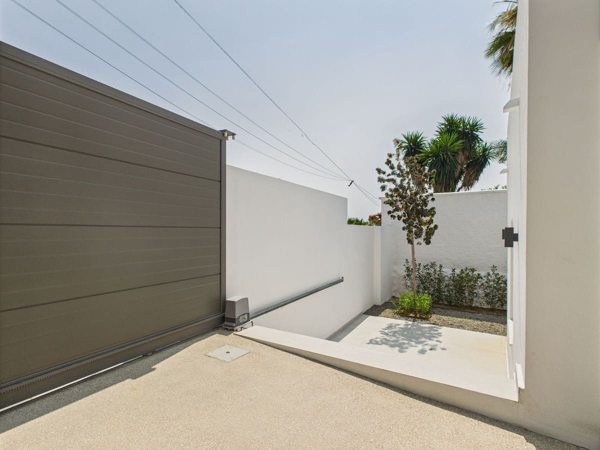 4 slaapkamer Villa te koop in Estepona met zwembad - € 1.795.000 (Ref: 9036439)