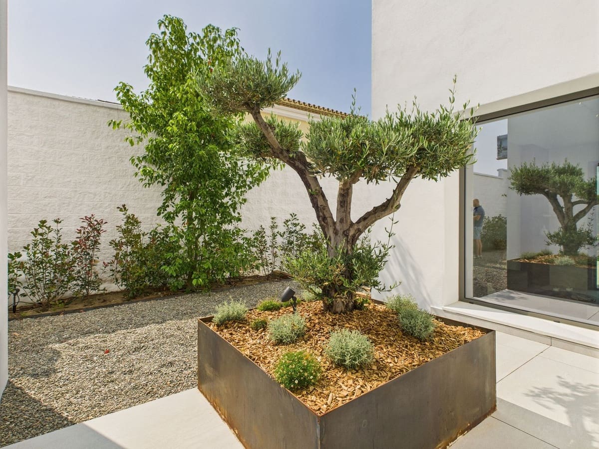 4 slaapkamer Villa te koop in Estepona met zwembad - € 1.795.000 (Ref: 9036439)