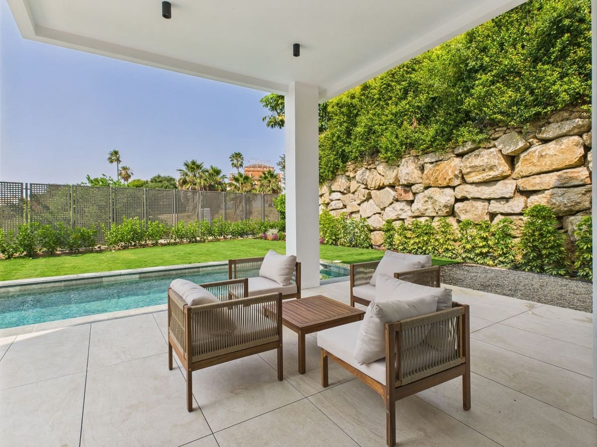 4 slaapkamer Villa te koop in Estepona met zwembad - € 1.795.000 (Ref: 9036439)