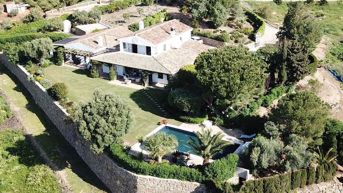 4 bedroom Villa for sale in Mijas with pool - € 1,650,000 (Ref: 9042127)