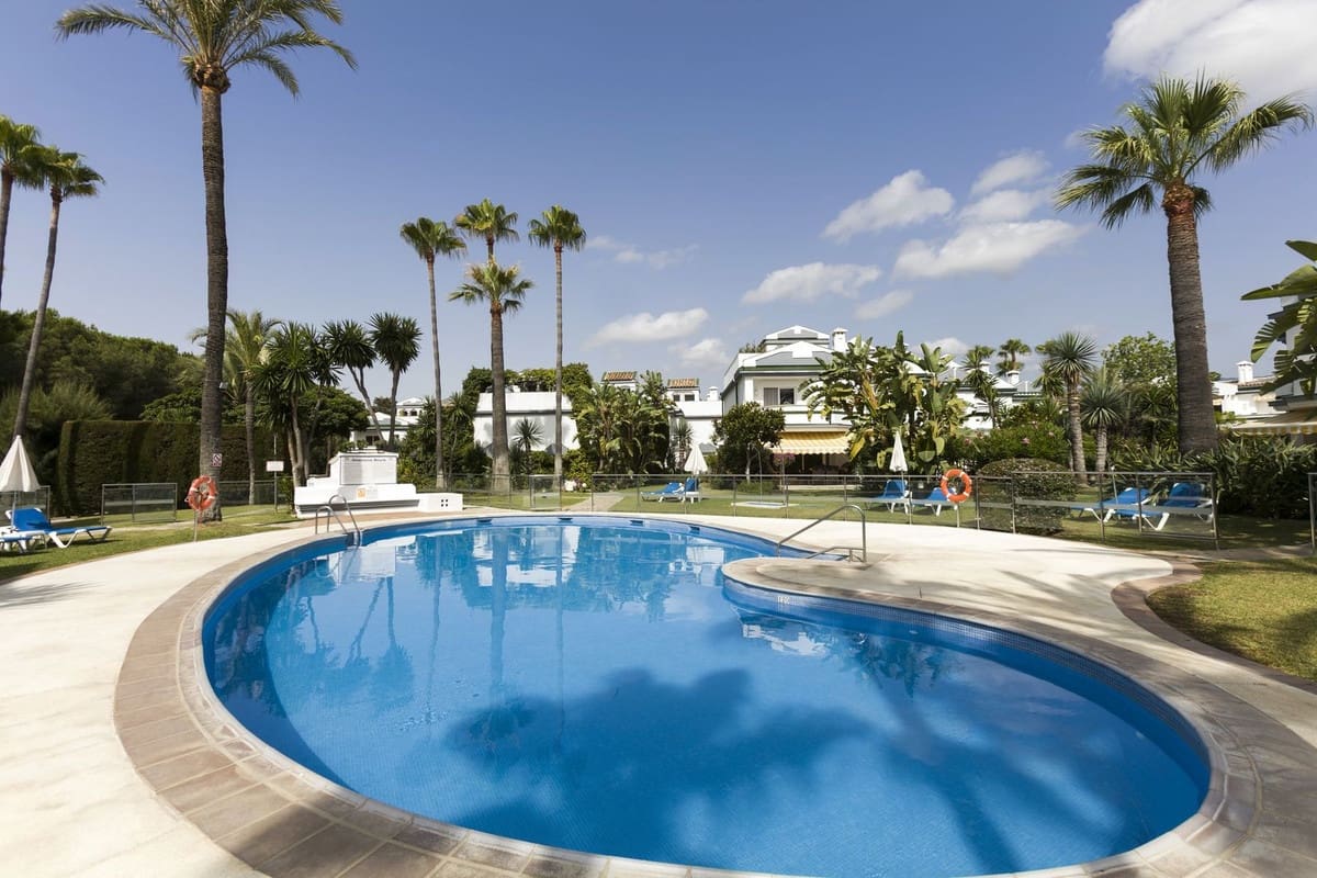 2 sovrum Lägenhet till salu i Estepona med pool - 565 000 € (Ref: 9186809)