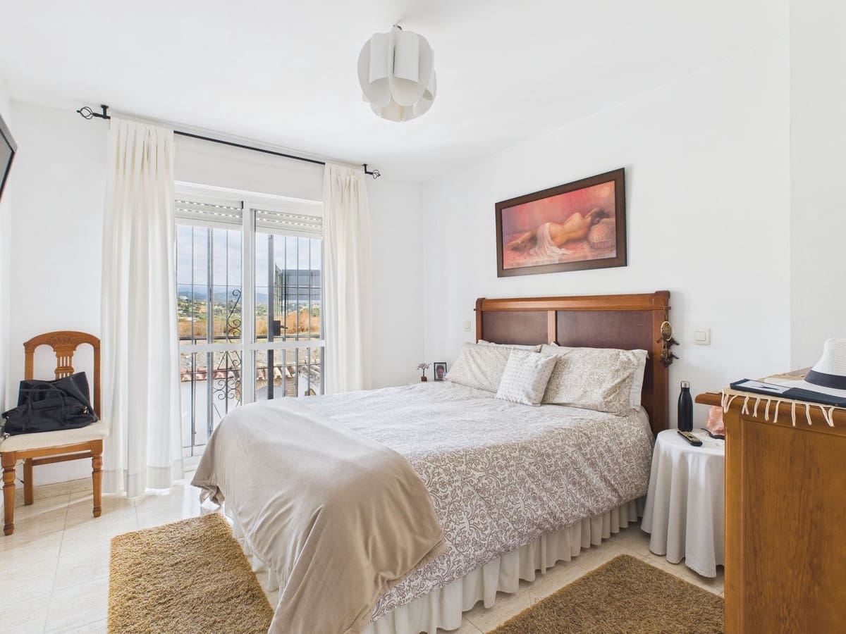 Casa de 3 habitaciones en Estepona en venta - 475.000 € (Ref: 9242848)