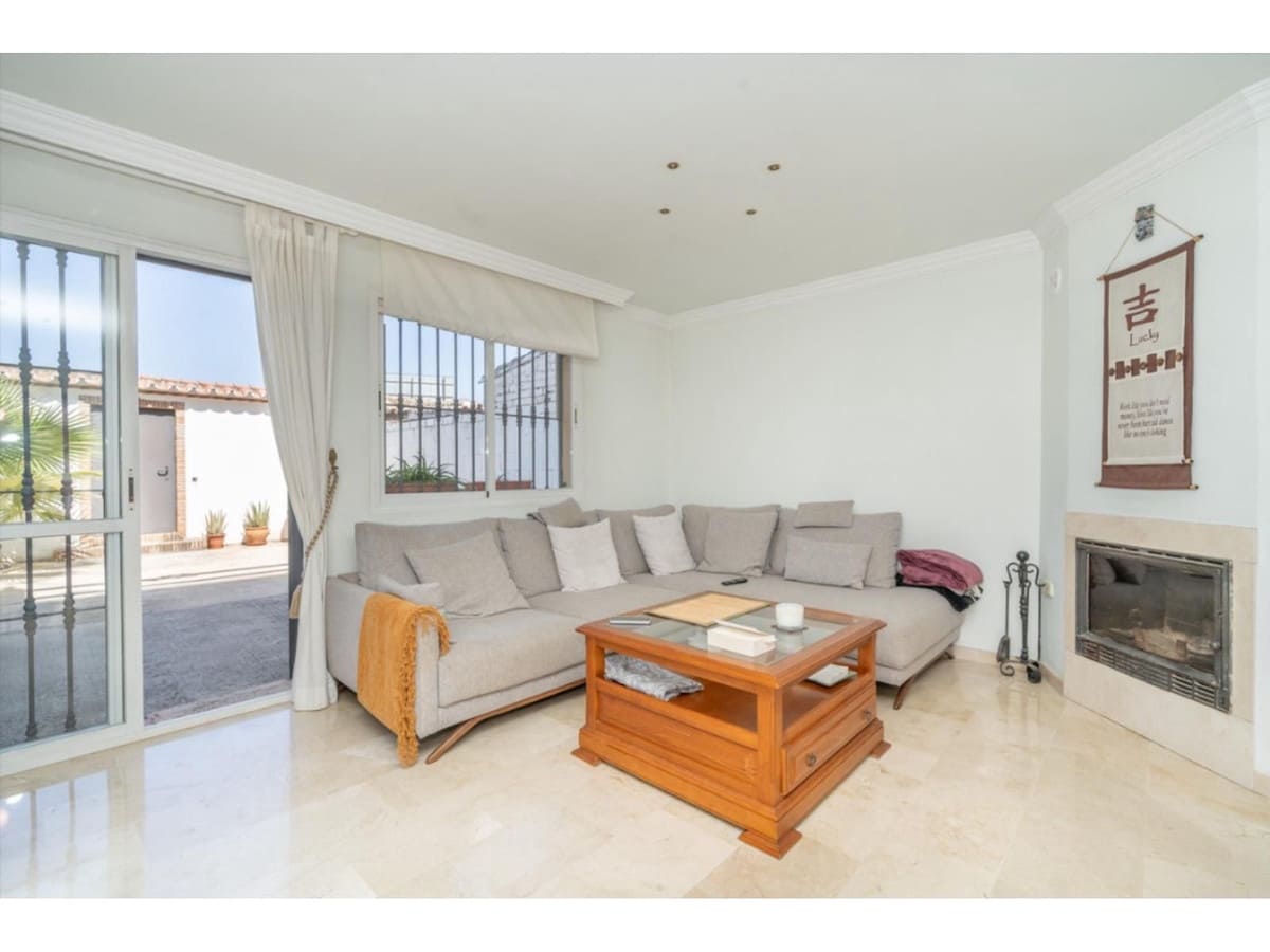 Casa de 3 habitaciones en Estepona en venta - 475.000 € (Ref: 9242848)