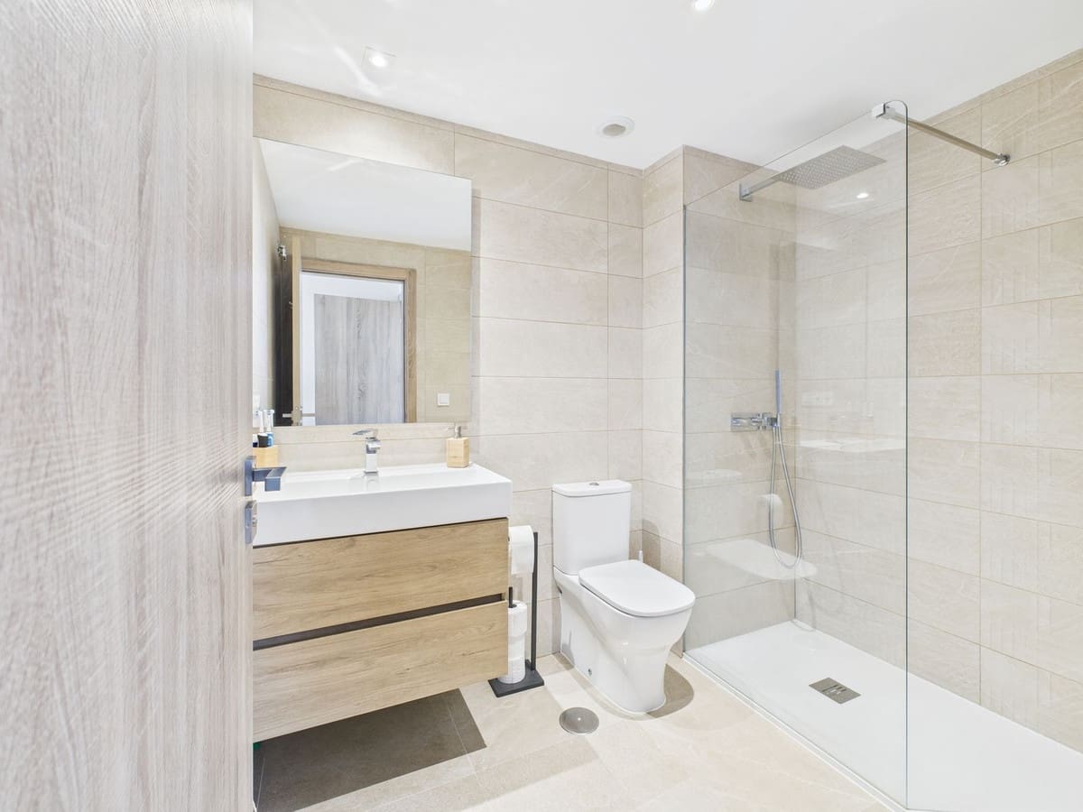 2 bedroom Apartment for sale in Estepona with pool - € 365,000 (Ref: 9321688)