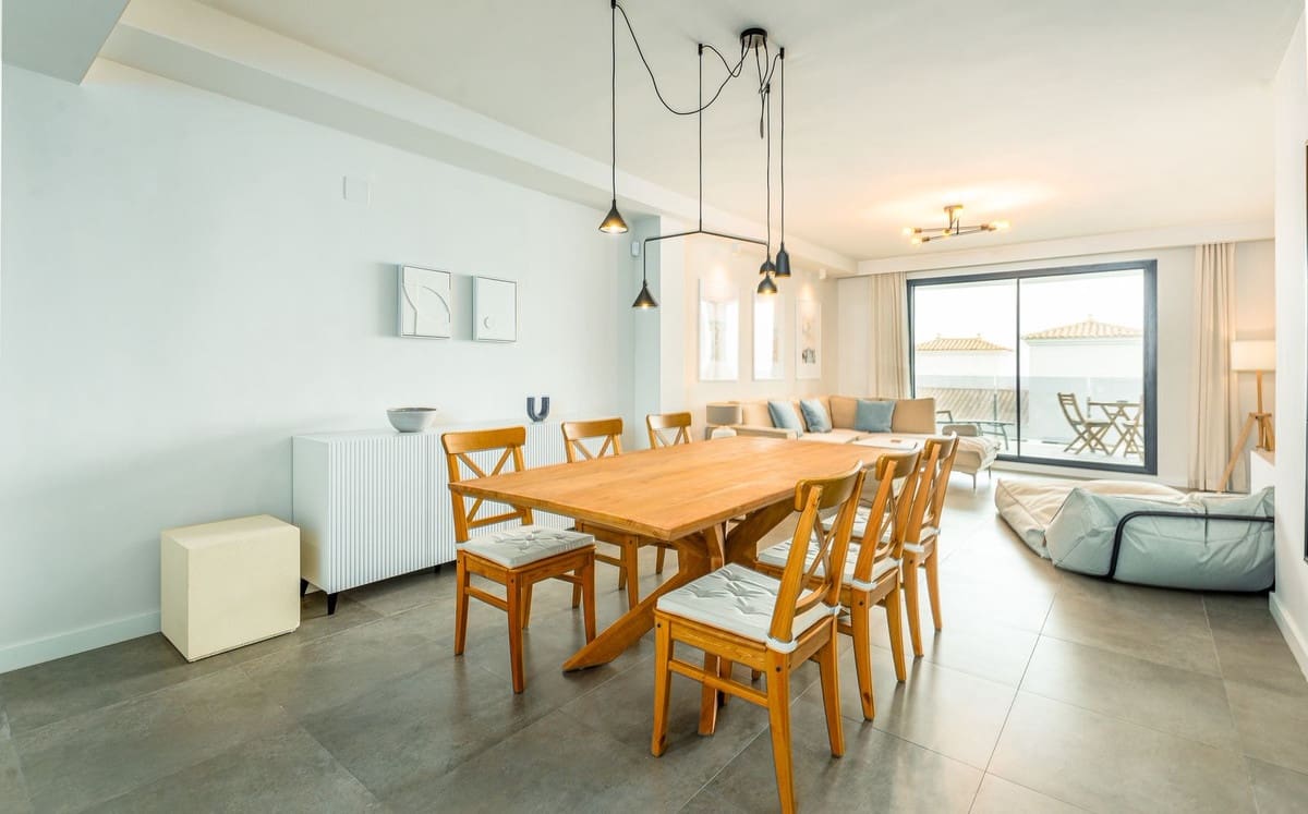 3 bedroom Apartment for sale in Estepona with pool - € 425,000 (Ref: 9330476)