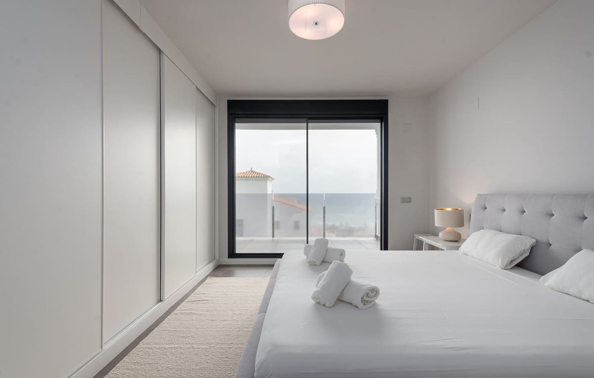 3 bedroom Apartment for sale in Estepona with pool - € 425,000 (Ref: 9330476)