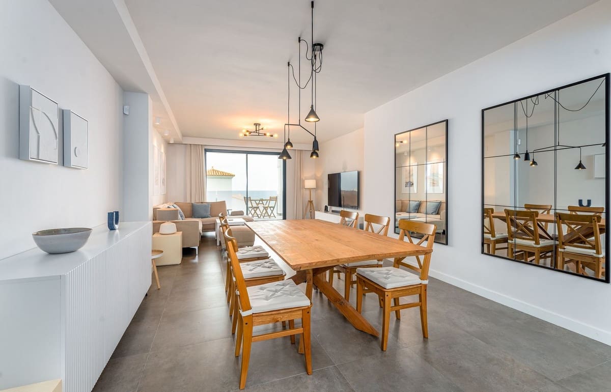 3 bedroom Apartment for sale in Estepona with pool - € 425,000 (Ref: 9330476)