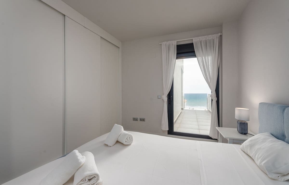 3 bedroom Apartment for sale in Estepona with pool - € 425,000 (Ref: 9330476)