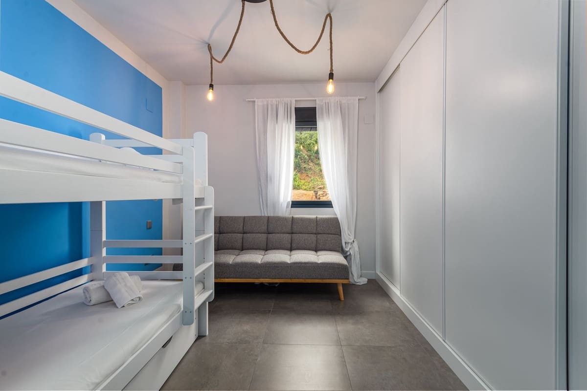 3 bedroom Apartment for sale in Estepona with pool - € 425,000 (Ref: 9330476)