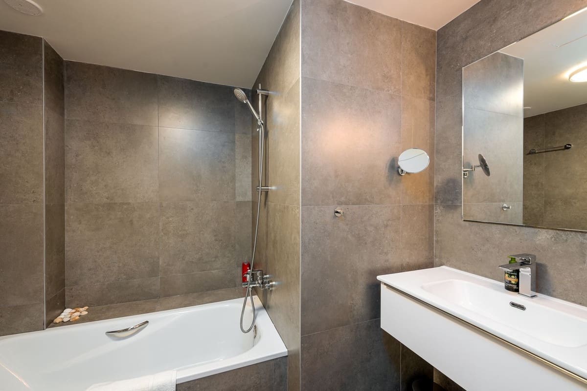 3 bedroom Apartment for sale in Estepona with pool - € 425,000 (Ref: 9330476)