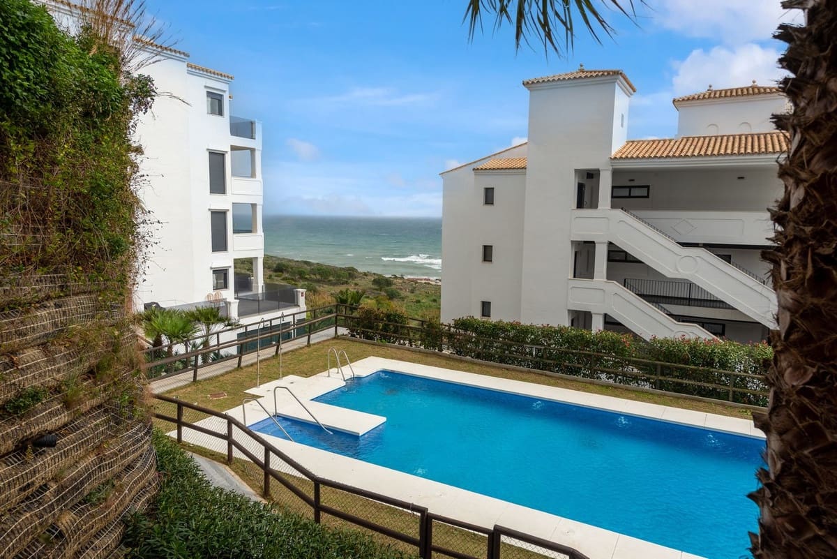 3 bedroom Apartment for sale in Estepona with pool - € 425,000 (Ref: 9330476)