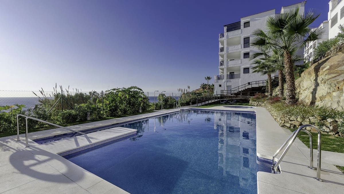 3 bedroom Apartment for sale in Estepona with pool - € 425,000 (Ref: 9330476)