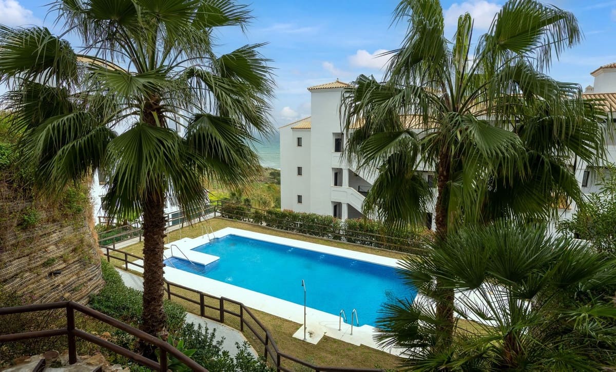 3 bedroom Apartment for sale in Estepona with pool - € 425,000 (Ref: 9330476)