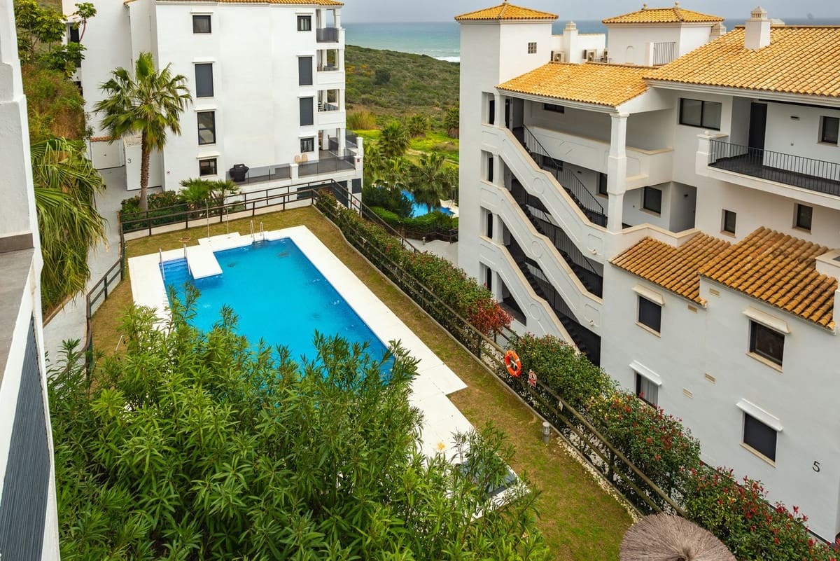 3 bedroom Apartment for sale in Estepona with pool - € 425,000 (Ref: 9330476)