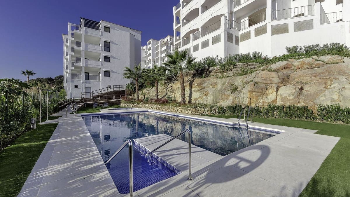 3 bedroom Apartment for sale in Estepona with pool - € 425,000 (Ref: 9330476)