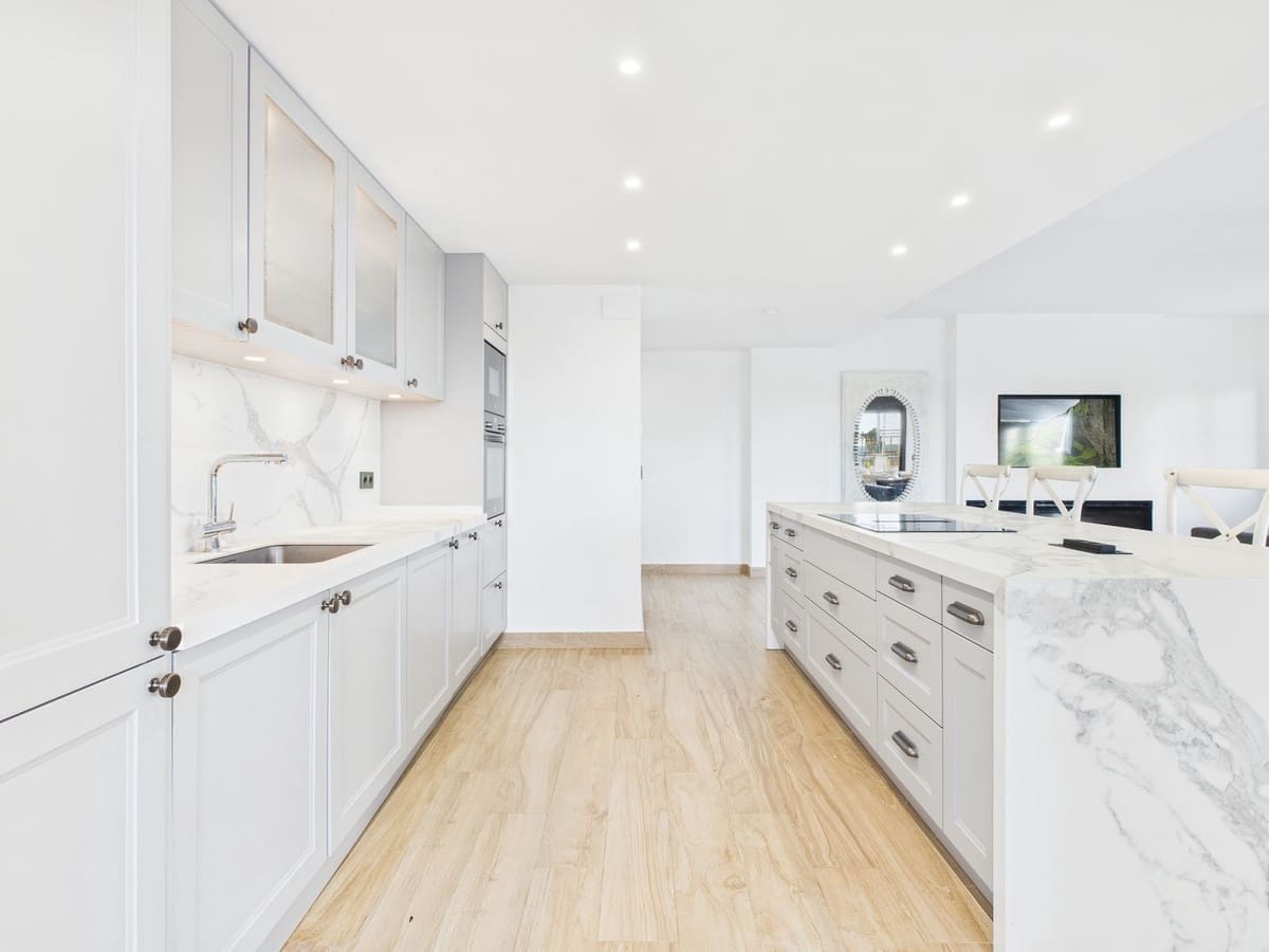 3 soveværelse Lejlighed til salg i La Duquesa / Puerto de la Duquesa med swimmingpool - € 625.000 (Ref: 9395866)