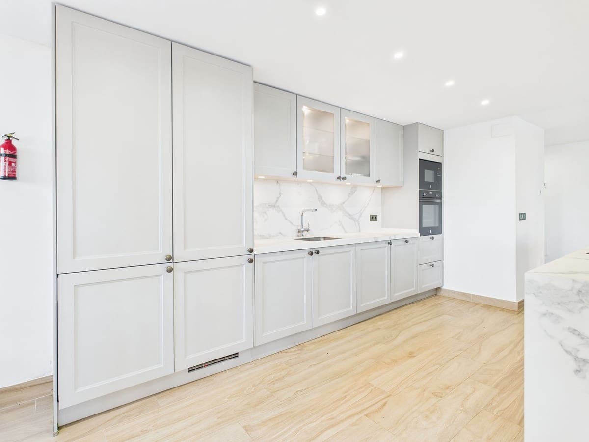 3 soveværelse Lejlighed til salg i La Duquesa / Puerto de la Duquesa med swimmingpool - € 625.000 (Ref: 9395866)