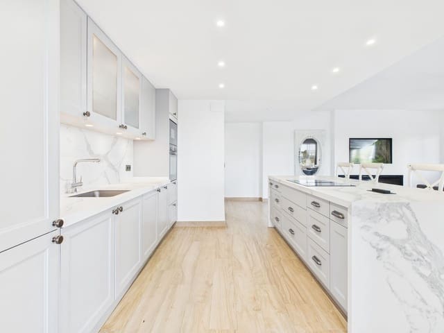 3 soveværelse Lejlighed til salg i La Duquesa / Puerto de la Duquesa, Manilva med swimmingpool - € 625.000 (Ref: 9395866)