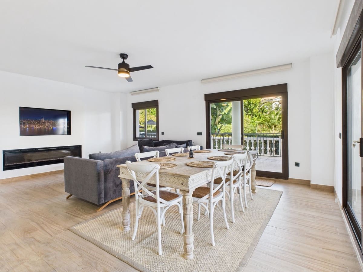 3 soveværelse Lejlighed til salg i La Duquesa / Puerto de la Duquesa med swimmingpool - € 625.000 (Ref: 9395866)