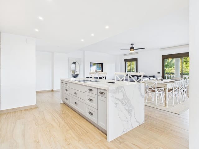 3 soveværelse Lejlighed til salg i La Duquesa / Puerto de la Duquesa, Manilva med swimmingpool - € 625.000 (Ref: 9395866)